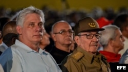 El exgobernante Raúl Castro junto al presidente del Consejo de Estado y Ministros, Miguel Diaz-Canel.
