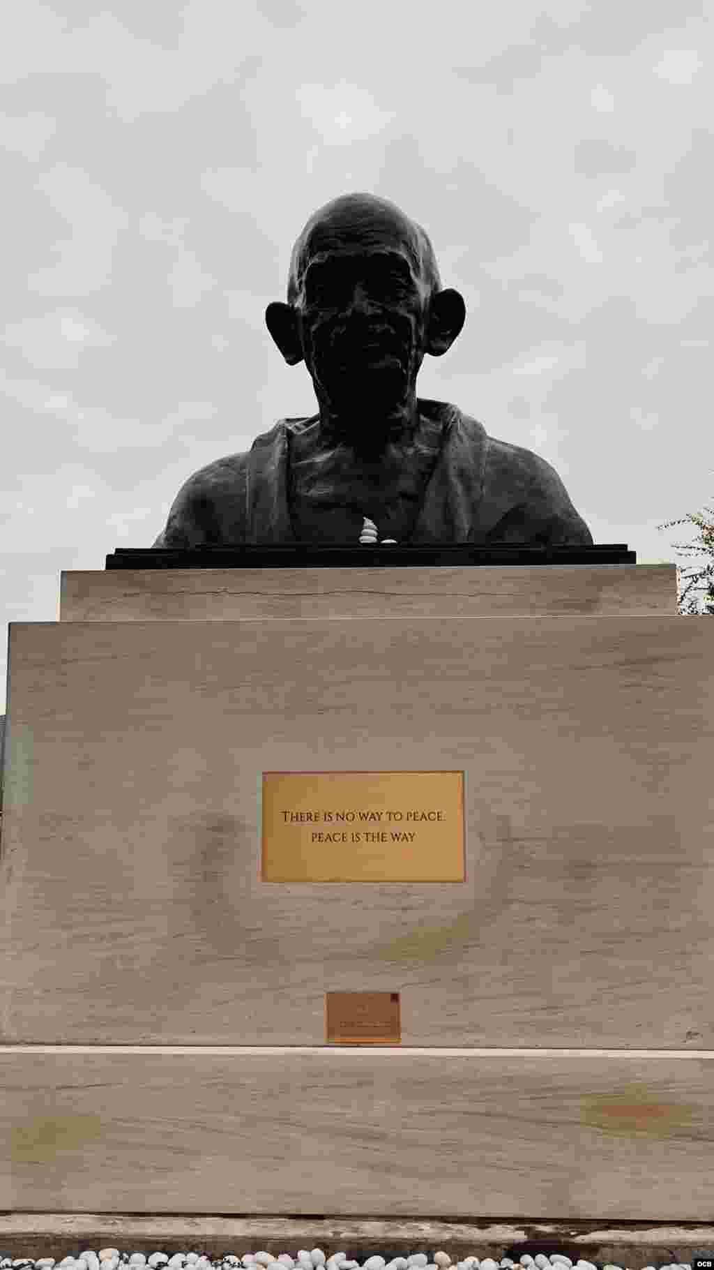Un busto de bronce de Mahatma Gandhi (1869-1948) con el mensaje: “No hay camino hacia la paz, la paz es el camino”.