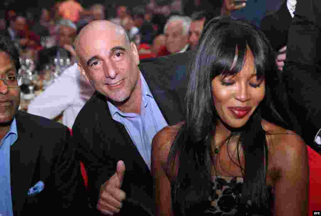 El hijo del exgobernante cubano Fidel Castro, Alejandro Castro (c), posa con la modelo británica Naomi Campbell (d) durante la cena de gala que cerró el XVII Festival Internacional del Habano 