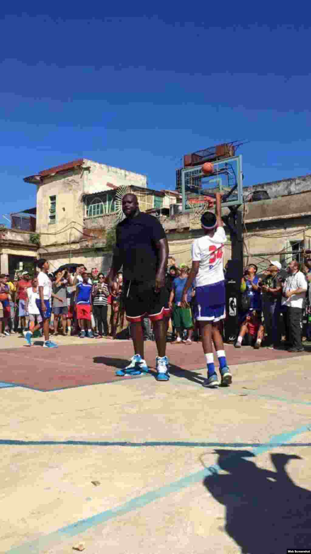 Shaquille O'Neal entrena con el equipo juvenil de baloncesto en las canchas de 23 y B, en el barrio habanero del Vedado. Cortesía Vistar Magazine.