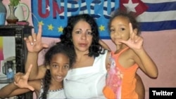 Aymara Nieto Muñoz junto a sus hijas.