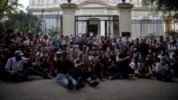 Llópiz-Casal habla sobre su obra expuesta en la colección "Obsession" Llópiz-Casal habla sobre su obra expuesta en la colección "Obsession"