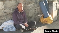 Ariel Ruiz Urquiola en huelga de hambre frente a la oficina de la Alta Comisionada de DDHH en Ginebra.