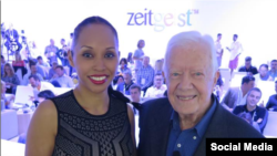 Kimberley Motley muestra en su perfil de Facebook una foto con el expresidente Jimmy Carter.