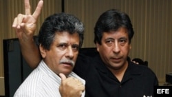 Jorge (d) y Juan José Dalton (i), hijos del poeta revolucionario salvadoreño Roque Dalton.