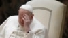 El papa Francisco se toca la frente durante su audiencia general semanal en el Vaticano, el 12 de febrero de 2025. (AP/Alessandra Tarantino)
