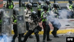 Integrantes de la Policía Nacional Bolivariana (PNB) se enfrentan a manifestantes hoy, lunes 8 de mayo de 2017, en Caracas (Venezuela). Las marchas opositoras venezolanas que pretendían llegar hoy al centro de Caracas desde varios puntos de la ciudad, de