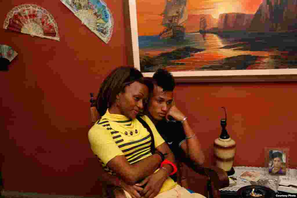 Nomi y su novio Miguel viendo TV en el apartamento de Malú.