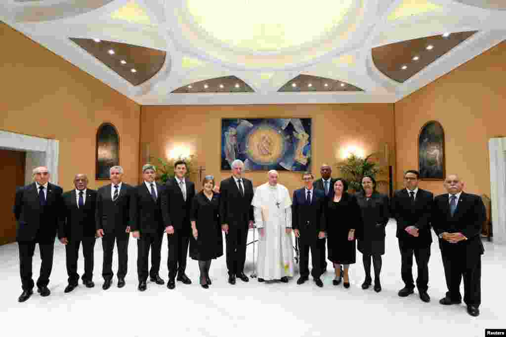 Manuel Anido Cuesta posa con la delegación cubana que fue recibida por el Papa Francisco en la Ciudad del Vaticano en junio de 2023. Vatican Media/­Handout via REUTERS