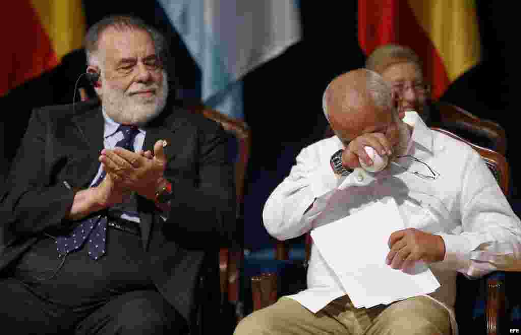El escritor cubano Leonardo Padura (d) y el cineasta estadounidense Francis Ford Coppola, durante la ceremonia de entrega de los Premios Princesa de Asturias, celebrada esta tarde en el Teatro Campoamor de Oviedo.
