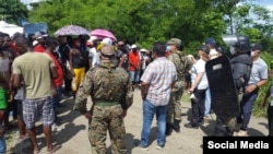 Autoridades de Panamá dialogan con los migrantes