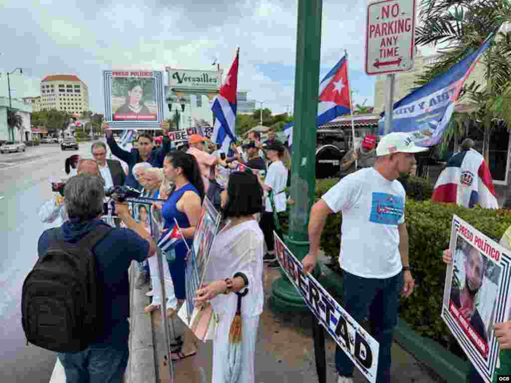Una vez más el restaurante Versailles, en Miami, se convierte en escenario de una manifestación de exiliados cubanos por la libertad.