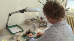 Barbara Poenisch reconstruye, pieza a pieza, los archivos de la Stasi Barbara Poenisch reconstruye, pieza a pieza, los archivos de la Stasi