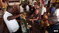 Un cantinero prepara unos mojitos en el famoso restaurante habanero "La Bodeguita del Medio"