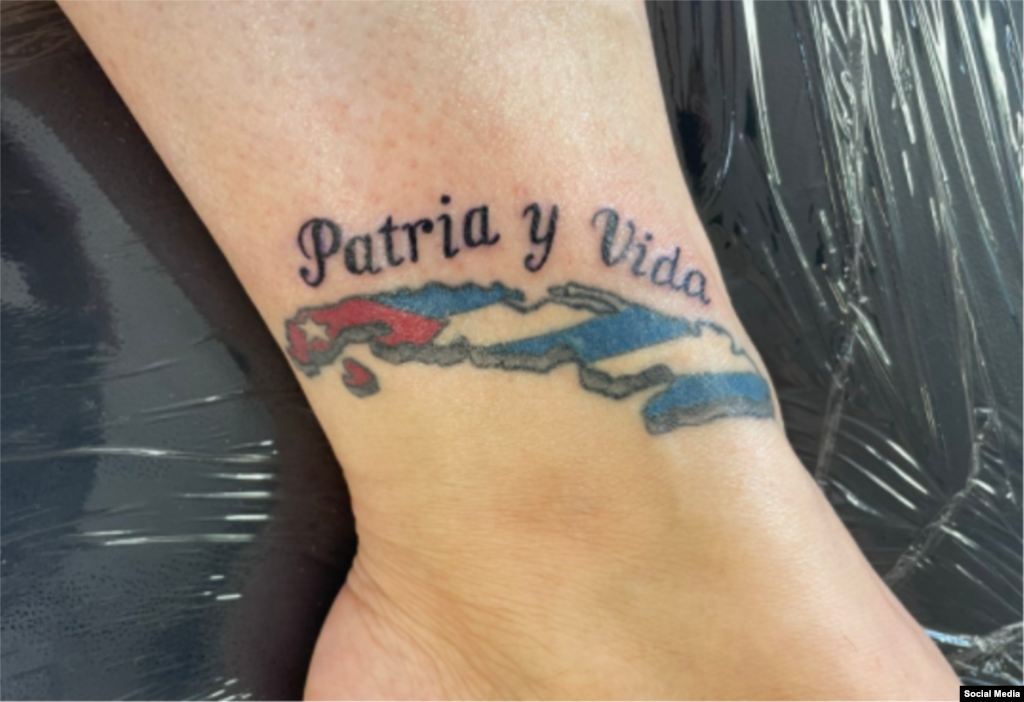 Carteles inspirados en la canción "Patria y Vida" interpretada por Yotuel Romero, el dúo Gente de Zona, Descemer Bueno, Maykel Osorbo y El Funky.