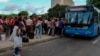 Una cola para la guagua el 11 de septiembre de 2019. AP Photo/Ismael Francisco.