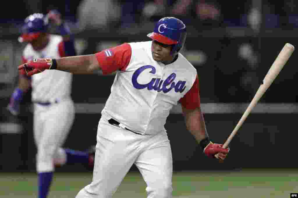 El pelotero cubano Alfredo Despaigne reacciona tras pegar un grand slam contra Australia en la quinta entrada del partido del torneo Clásico Mundial de béisbol. "No hago swing para ser el rey jonronero", comentó el toletero. "Sólo trato de remolcar carreras. Estoy muy contento por poder ayudar a la selección".  