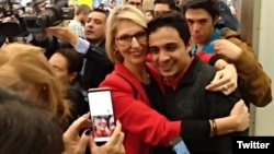 Lorent Saleh es recibido en Madrid por miembros del exilio venezolano y organizaciones defensoras de los derechos humanos.