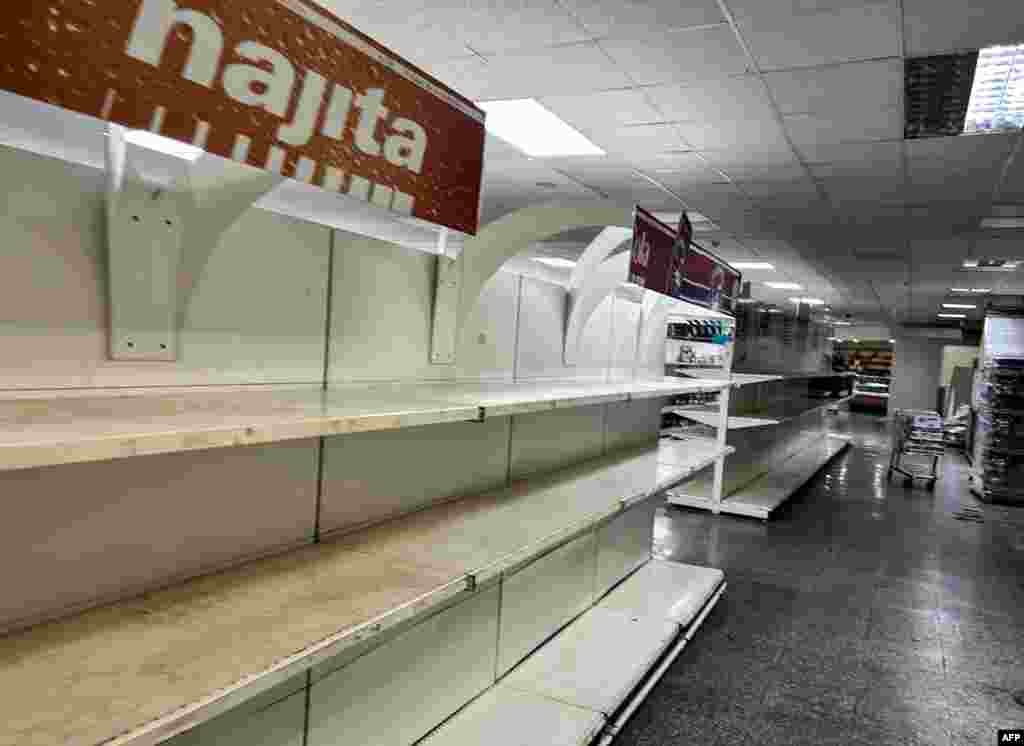 Con la crisis económica y la falta de moneda dura para la importación de productos, las tiendas recaudadoras de divisas (TRD) y otros establecimientos en MLC quedaron desabastecidos, un contraste con la flamante nueva tienda.