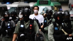 Activista chino detenido por la policía en Hong Kong.
(Anthony Wallace / AFP).