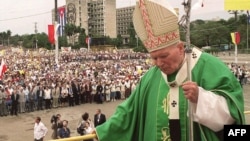 El Papa Juan Pablo II en la misa en la Plaza de la Revolución el 25 de enero de 1998.