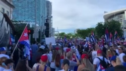 Cubanos exiliados en Miami acudieron a la Torre de la Libertad para exigir la libertad de Cuba Cubanos exiliados en Miami acudieron a la Torre de la Libertad para exigir la libertad de Cuba