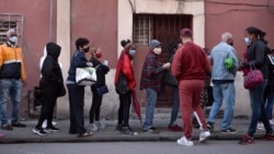 Fumigan calles y fachadas en barrios de La Habana, pero ¿y las colas? Fumigan calles y fachadas en barrios de La Habana, pero ¿y las colas?