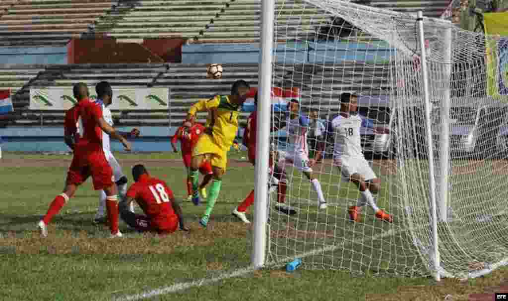 Sandy Sánchez (c) de Cuba en acción, durante el partido amistoso de fútbol entre Cuba y Estados Unidos, donde los visitantes ganaron dos goles a cero, en el estadio Pedro Marrero, en La Habana.