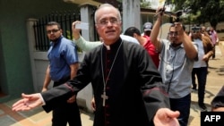 El obispo auxiliar de Managua, Silvio Báez, rodeado de periodistas tras conocerse la noticia de que el papa Francisco lo ha llamado a trasladarse a Roma.